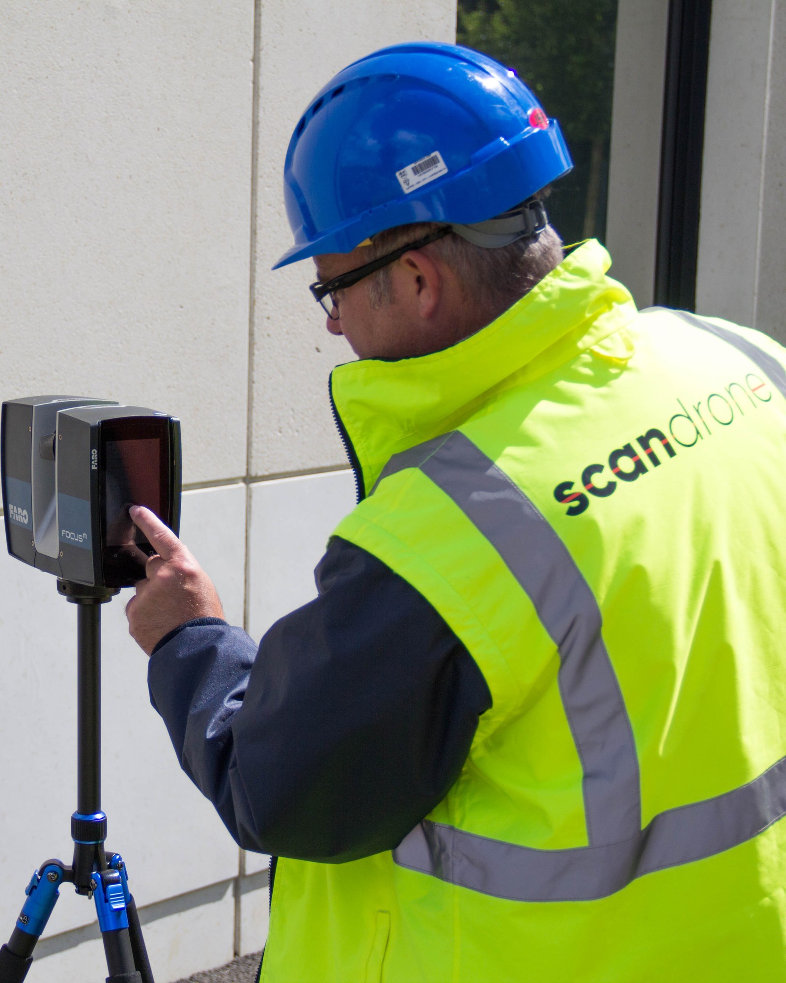 Opérateur Scandrone réalisant un relevé avec un scanner laser 3D