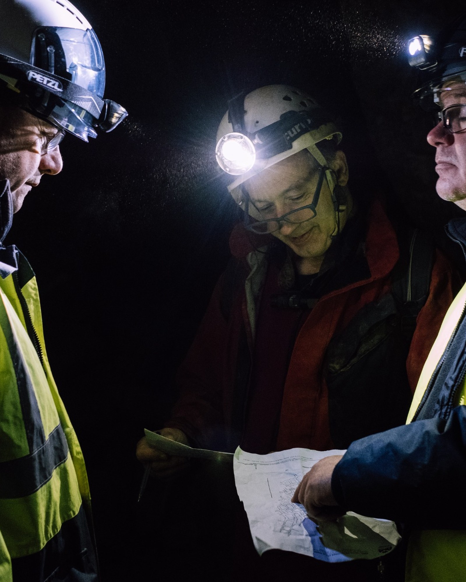 Équipe Scandrone échangeant sur une mission de relevé scanner laser 3D en environnement souterrain