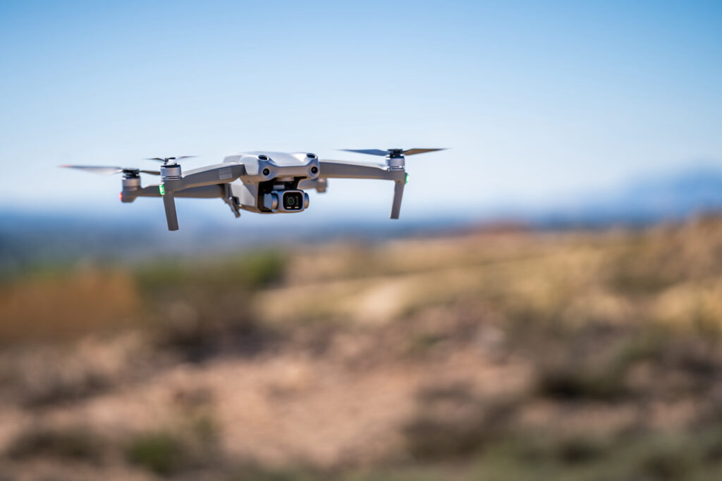 un drone en vol fait des mesures pour de la métrologie