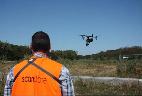 Un opérateur de la Scandrone Academy effectue un vol de drone