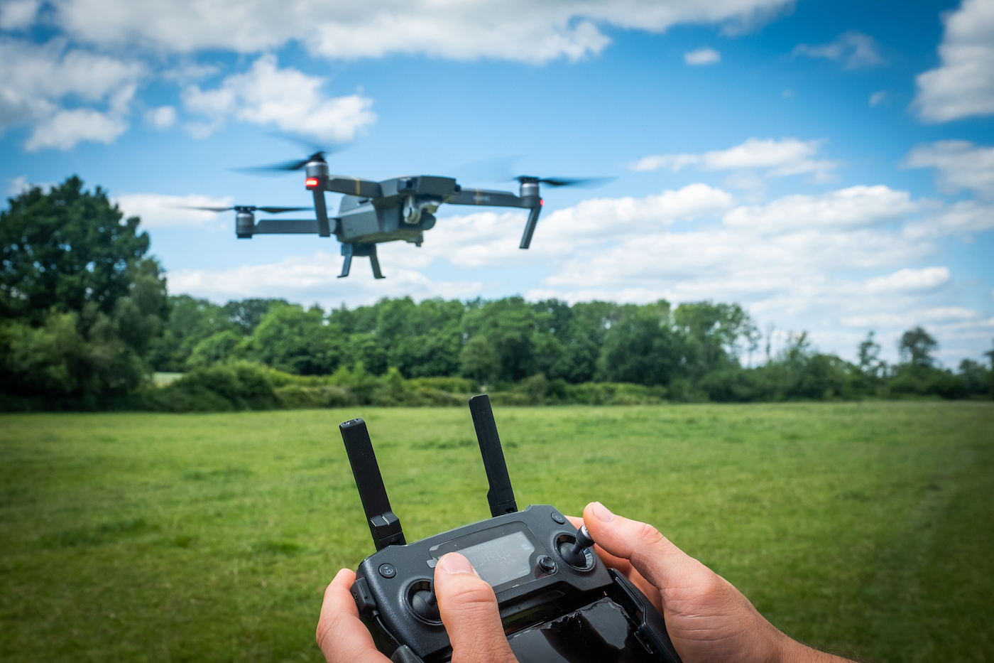 Une personne pilotant un drone télécommandé.