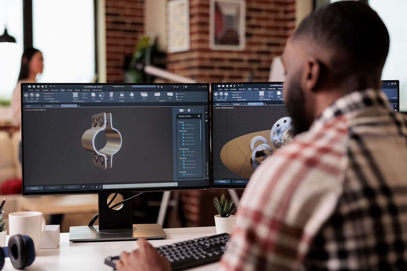 Développeur configurant un modèle d’engrenages sur un logiciel de fabrication, concevant un moteur pour l’innovation dans l’industrie technique. Création d’un design de turbine grâce à la conception assistée par ordinateur industrielle.